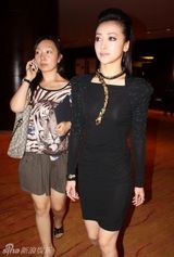 组图：陈紫函法老发型蛇形项链出位 女王气势逼人