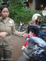 组图：Lucas圣诞装扮童趣大发 现身迪斯尼乐园 