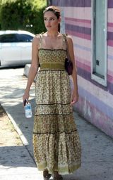 幻灯图集：凯莉-布鲁克身穿绿色长裙街头闲逛