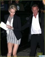 组图：塞隆红毯长裙坠地优雅 西恩-潘绅士风范