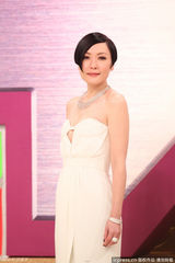 组图：田蕊妮抹胸镂空秀乳 萧正楠粉红西装喜庆