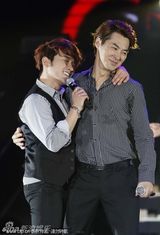 组图：神话组合上海开唱 成员珉宇亲吻队友秀身材