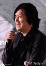 组图：章子怡李长东导演出席釜山电影节活动