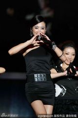 组图：谢霆锋献唱演唱会 蔡依林露胸垫上下走光