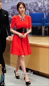 组图：全智贤首演电视剧 白蕾丝镂空裙高挑清瘦