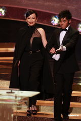 组图：郑嘉颖时隔五年再夺视帝 邓萃雯现身颁奖