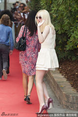 组图：达科塔-范宁亮相威尼斯 浅黄裙装秀雪肌