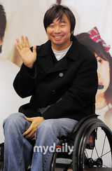 组图：酷龙姜元来拍圣诞剧《感谢你给我带来笑容》