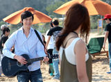 组图：佟大为探班《囧人》 为关悦拍摄海边风情写真