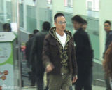 组图：吴镇宇抵京扮“黑超潮人” 宝刀未老笑容难掩