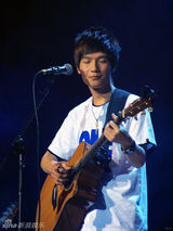 幻灯图集：陈楚生传媒大学开唱 纸飞机变律动符号