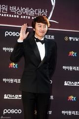 高清组图：众星亮相48届百想艺术大赏红地毯