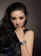 组图：黄奕魅惑大片 半裸猛男簇拥尽显女神范儿