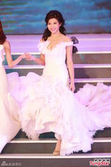组图：港姐总决赛低胸白裙开场 舞台梦幻唯美