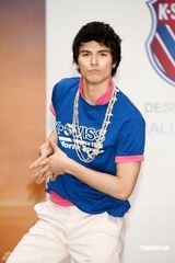 幻灯图：阳光型男凤小岳走秀大展运动风