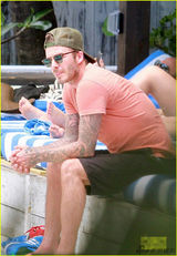 组图：贝克汉姆半裸日光浴 表情享受不忘卖萌