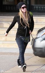 幻灯：艾薇儿独逛奢侈品店 着装简练显露朋克态度