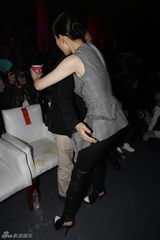 组图：刘亦菲咖啡误泼导演陈嘉上 尴尬道歉卖萌