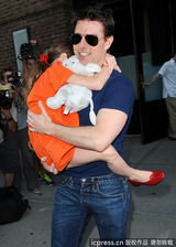 组图：汤姆-克鲁斯离婚后首探爱女 遭狗仔围堵