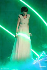 组图：杨丞琳新歌发表变熟女 耗资300万打造记者会