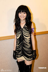 幻灯：众艺人获“网络搜寻人气大奖” 靓丽出席活动