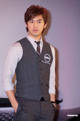 组图：陈柏霖视频聊天维系感情 工作中过白色情人节