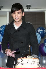 组图：温升豪35岁生日圆歌手梦 唱新歌回馈歌迷