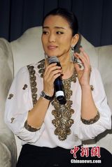 巩俐白裙女神范挽里维斯开奖 与陈哲艺热聊(图)