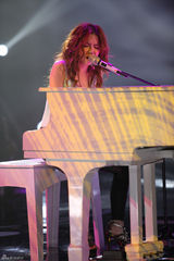 组图：周笔畅睡衣扮猫女 邓紫棋自弹自唱