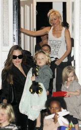 组图：朱莉和斯蒂芬妮星妈聚会 明星宝宝扎堆