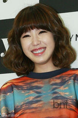 组图：孔孝真CL等助阵时装周 李秀赫亮相T台