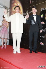 组图：成龙金像奖后台亲吻奖杯 剪刀手卖萌