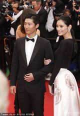 组图：窦骁助阵电影首映 西装革履笑容阳光