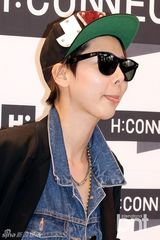 组图：SHINee等众星亮相时装品牌开店仪式