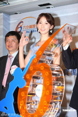 幻灯图：林志玲浅蓝洋装出镜 尽显知性优雅一面