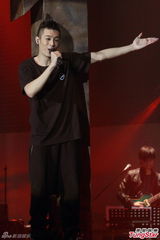 组图：周柏豪香港连开唱 为练身材不沾零食