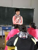 幻灯图：海清玉树探望孤儿 高原反应强烈一度昏厥