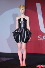 组图：桂纶镁金发造型示人 舞台上大玩变装秀