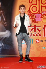 高清图：周杰伦香港签唱火爆 被与蔡依林比胸