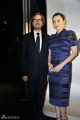 组图：小宋佳透视装亮相携手巩俐传递爱