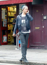 高清图：克里斯-海姆斯沃斯现身伦敦 吐舌表情多