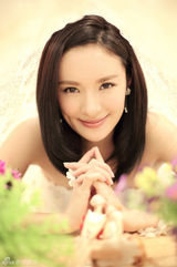 组图：于越居家清新时尚大片 透明蕾丝白晳肌肤