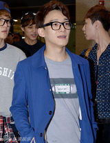 组图：EXO返韩现身机场 Kris抱礼物满载而归