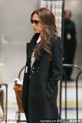 组图：贝嫂维多利亚现身机场 衣着时尚色调抢镜