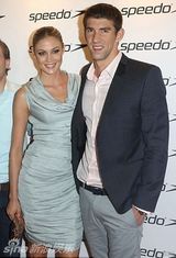 组图：菲尔普斯女友金色比基尼沙滩打球戏水