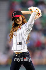 组图：少女时代成员Jessica担任棒球比赛开球员