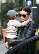 组图：超模米兰达-可儿外出 儿子弗林酷萌抢镜