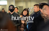 组图：俞灏明与父母回京 口罩遮面全副武装