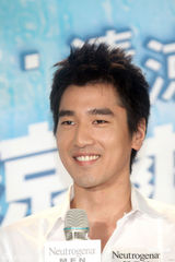 幻灯图：赵又廷为保养品宣传 阳光帅气笑容醉人