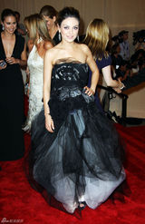 高清组图：纽约大都会庆典 米拉-库尼斯秀黑色纱裙